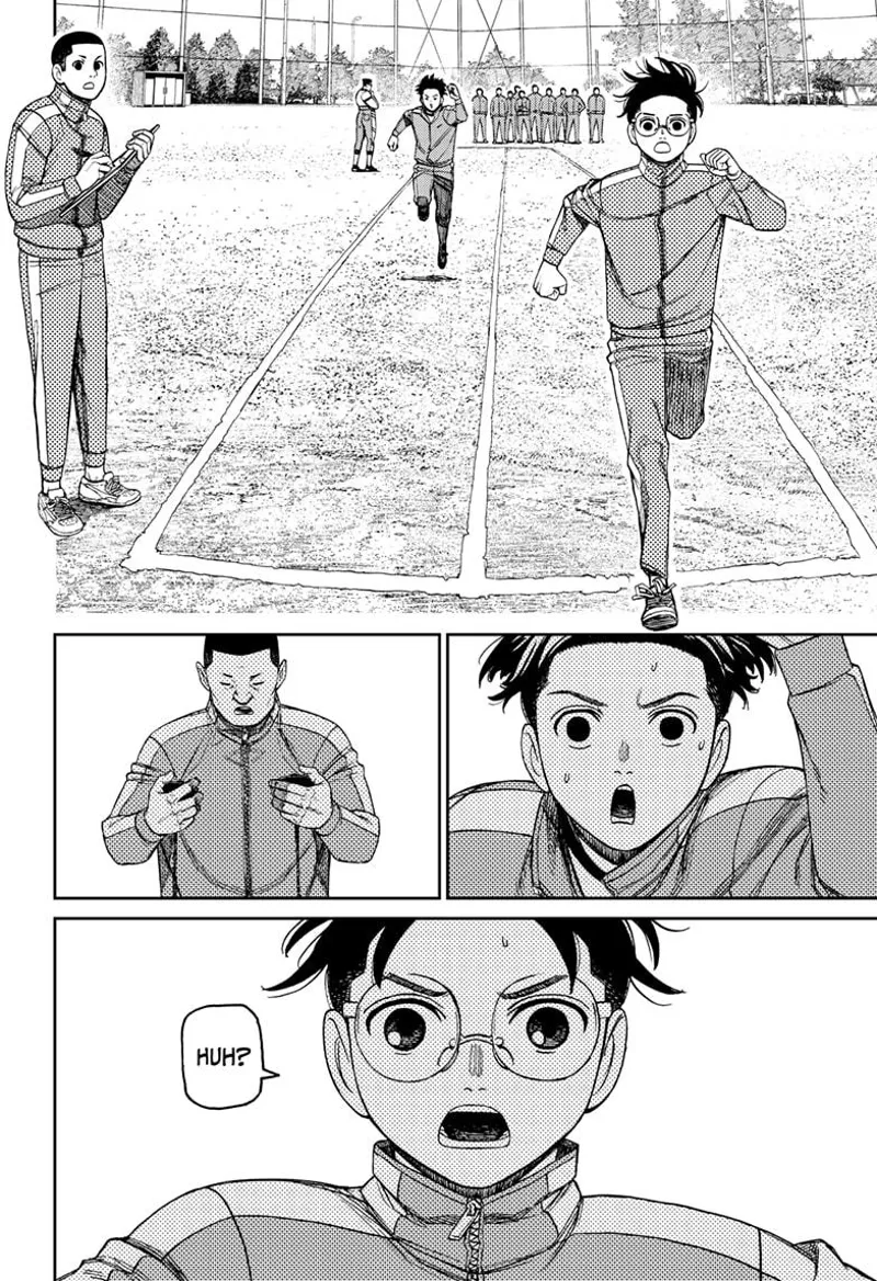 Okarun and Hase run, but Okarun arrives at the finish line much faster. He is surprised.