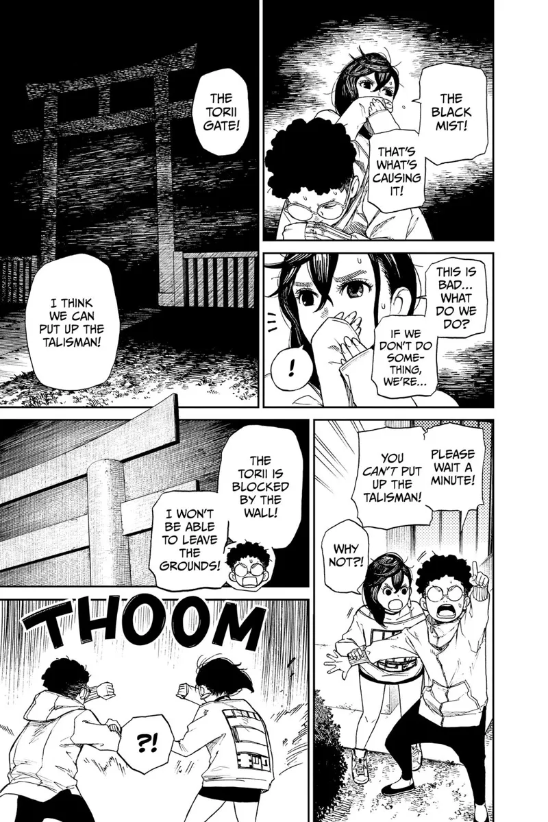 Ayase thinks the black mist is causing them pain. A wall blocks the gate, and a huge light appears in front of them.