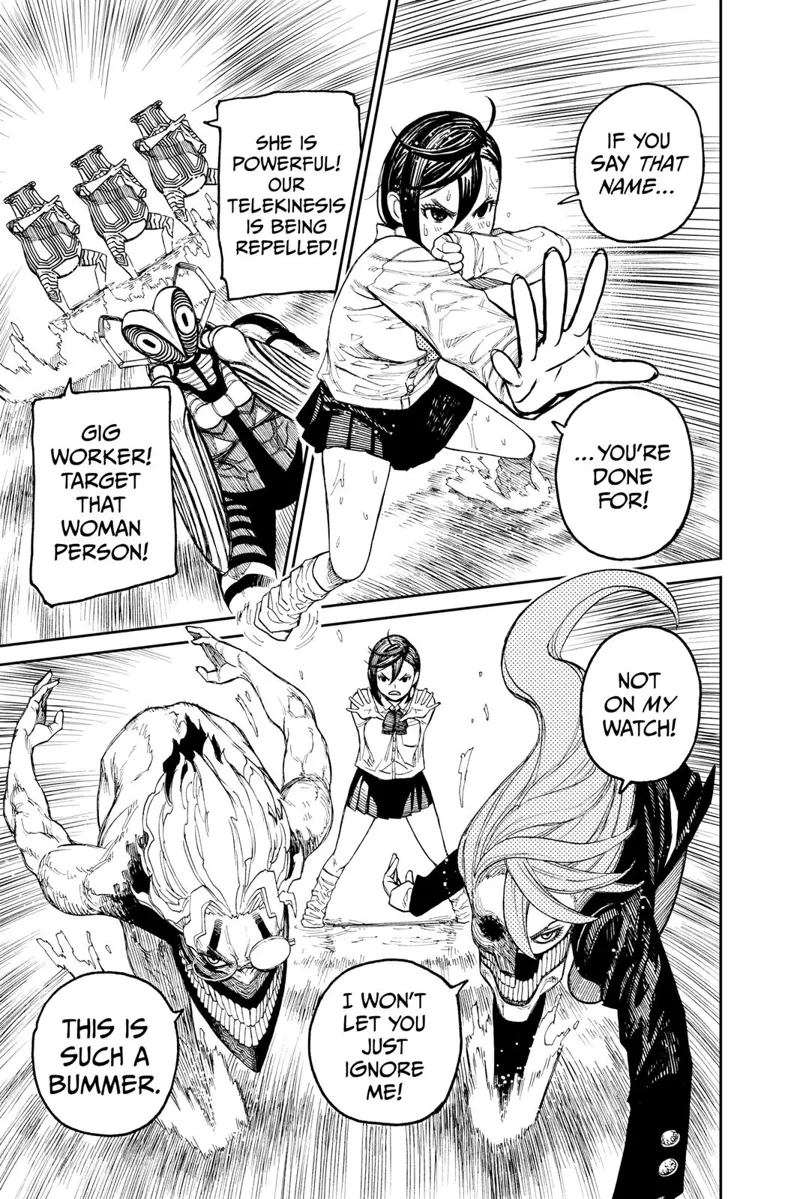 Momo stands back up and repels the three Serpoians with her powers. Aira and Okarun change to the cursed form.