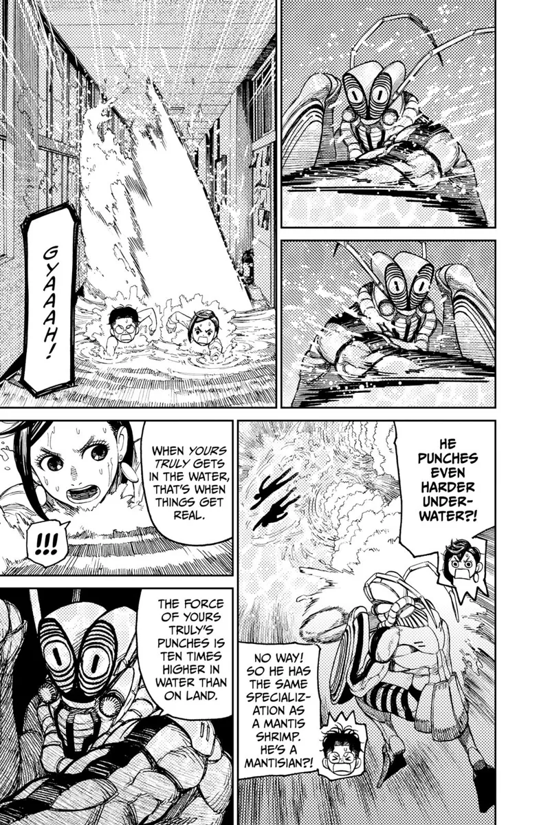 The mantis shrimp monster attacks. Momo and Okarun dodge and swim.