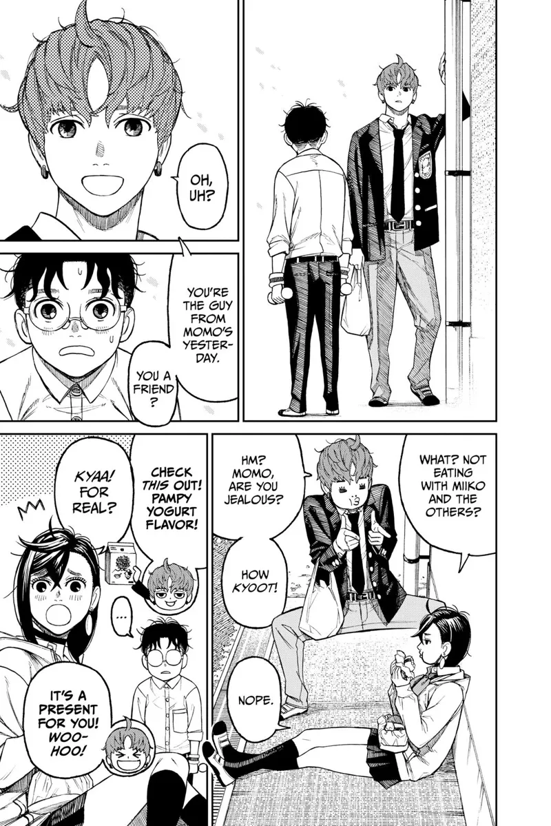 Jiji also appears suddenly and sees Okarun. He goes directly to Momo and gives her a Pampy Yogurt Flavor.