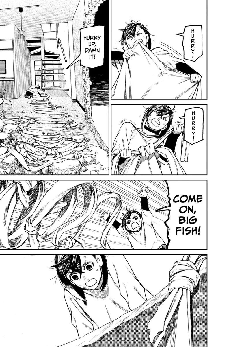 Momo connects the curtains to make a rope and throws it into the hole.