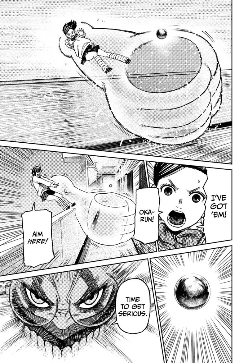 Momo grabs the invisible enemy. Cursed Okarun attacks it.