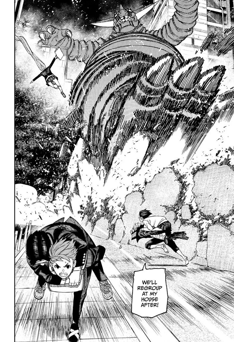 Jiji carries the pervy guy as they escape. Momo, cursed Okarun, and cursed Aira dodge the Kaiju's kick.