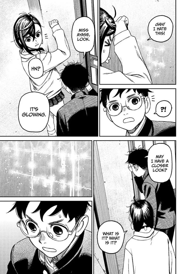 Okarun sees something glowing in front of Momo.